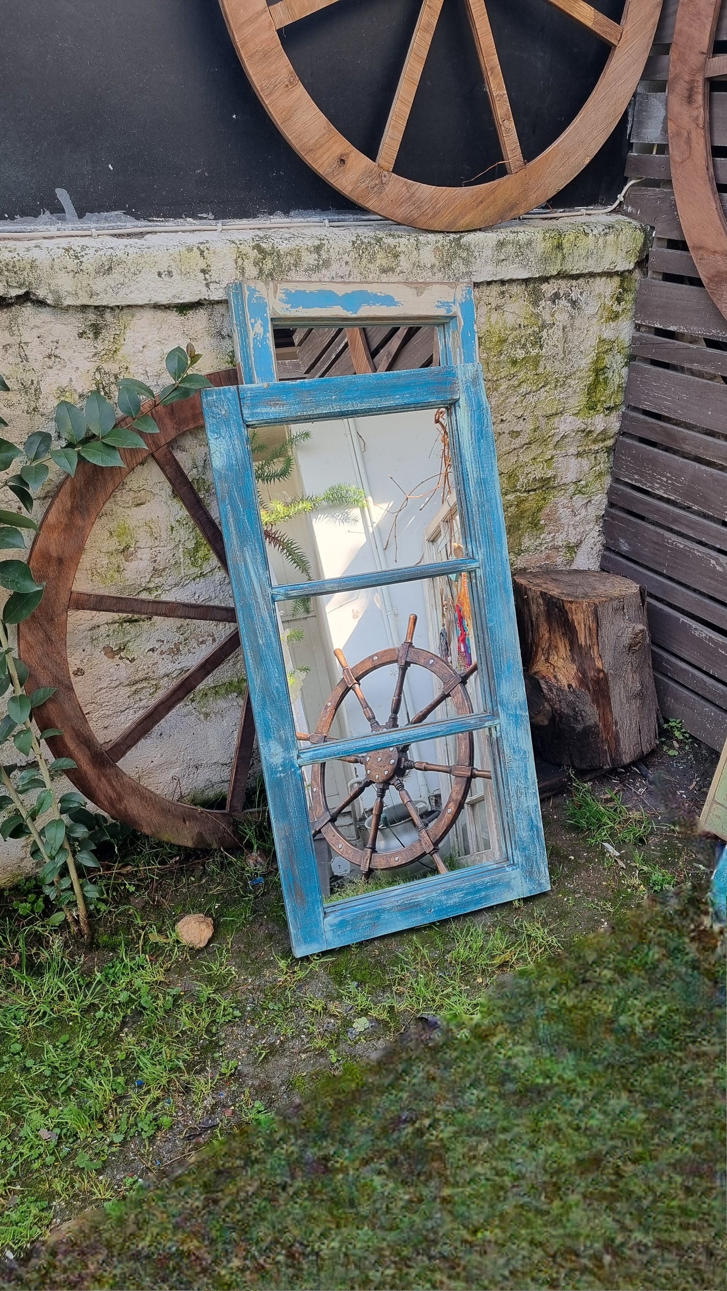 Espejos de ventanas celestes y blanco decapado.