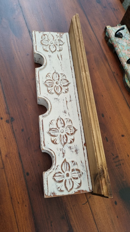 Repisa  de madera tallada