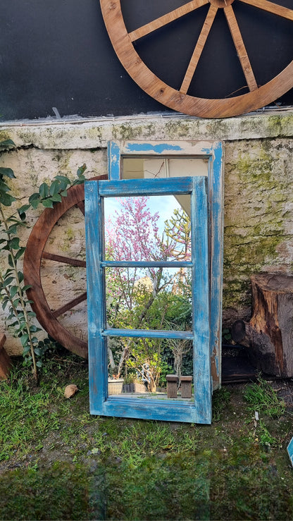 Espejos de ventanas celestes y blanco decapado.