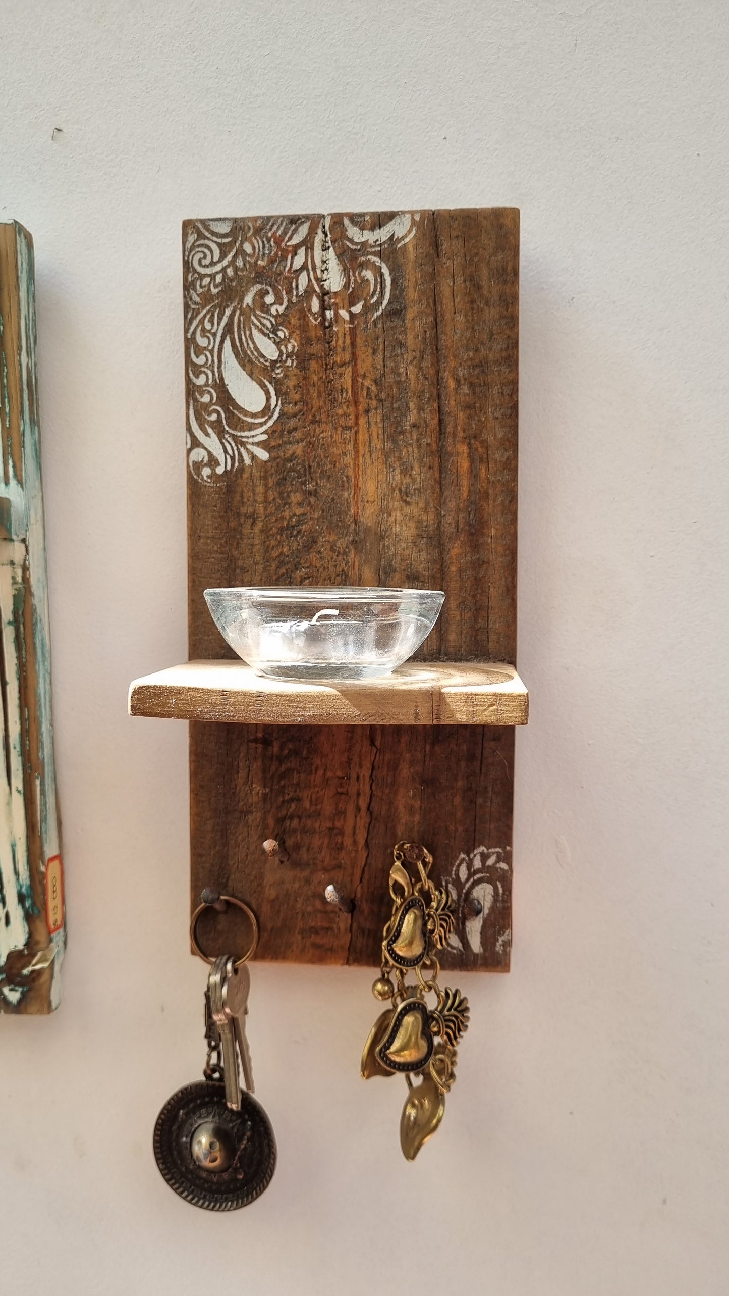 Perchero de pared para llaves y accesorios con vela aromática