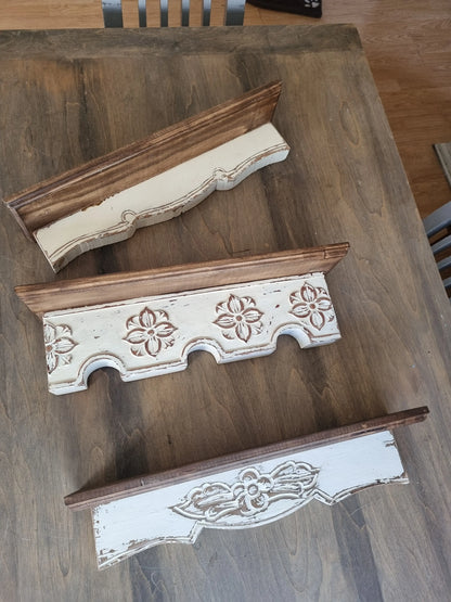 Repisa de madera tallada blanca