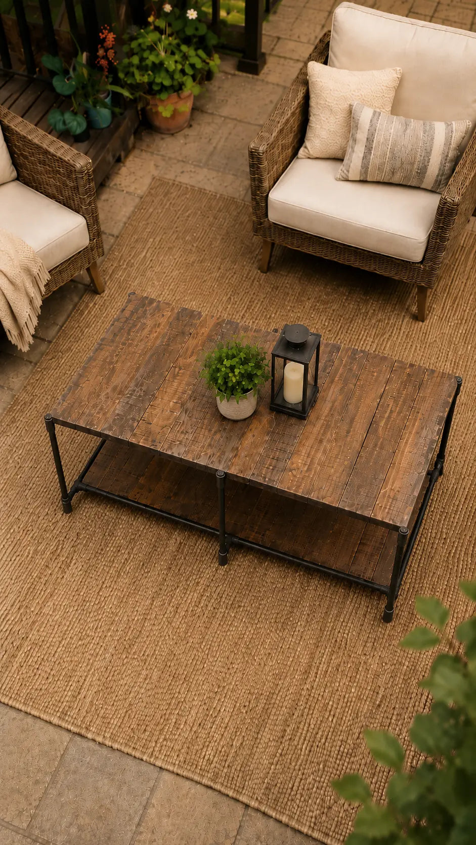 Mesa de Centro Industrial en Madera de demolición y Fierro | Pieza Única