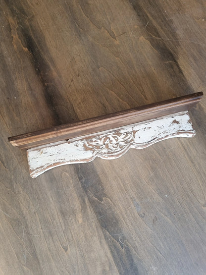 Repisa de madera tallada blanca