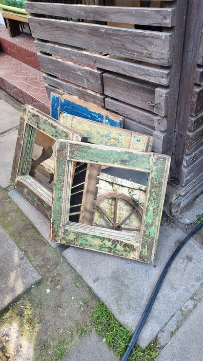 Espejos cuadrados de antiguas ventanas.