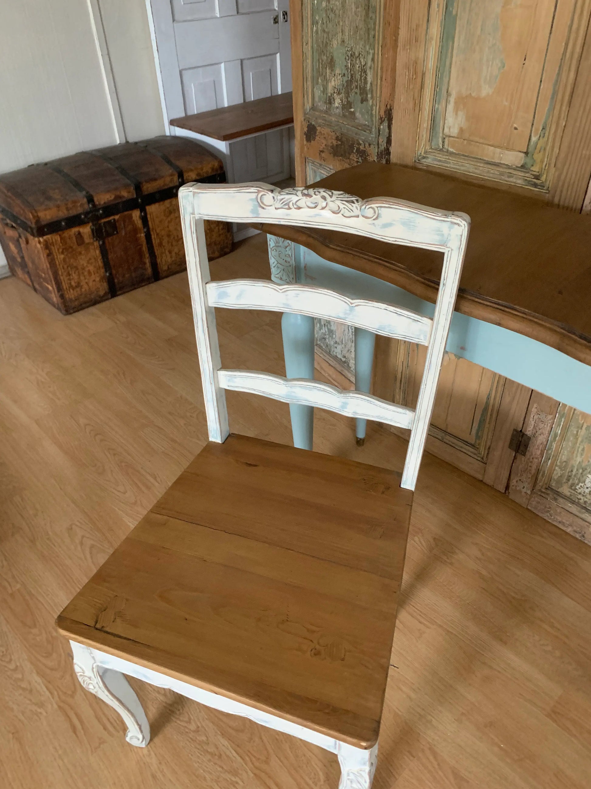 silla_normando_blanca_celeste_asiento_madera_arriba_sola