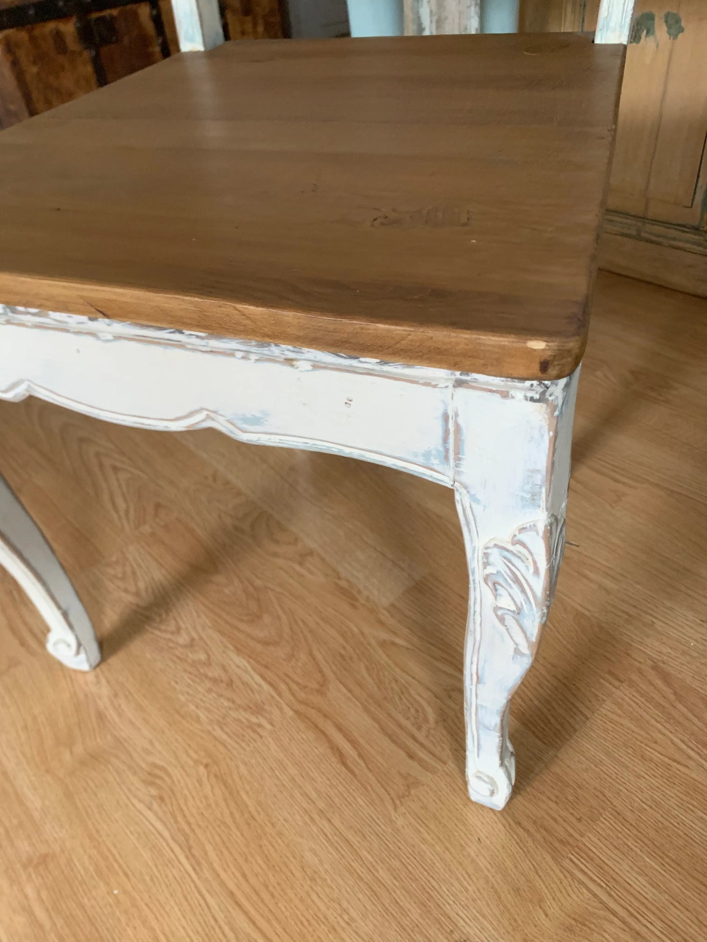 silla_normando_blanca_celeste_asiento_madera_detalle_