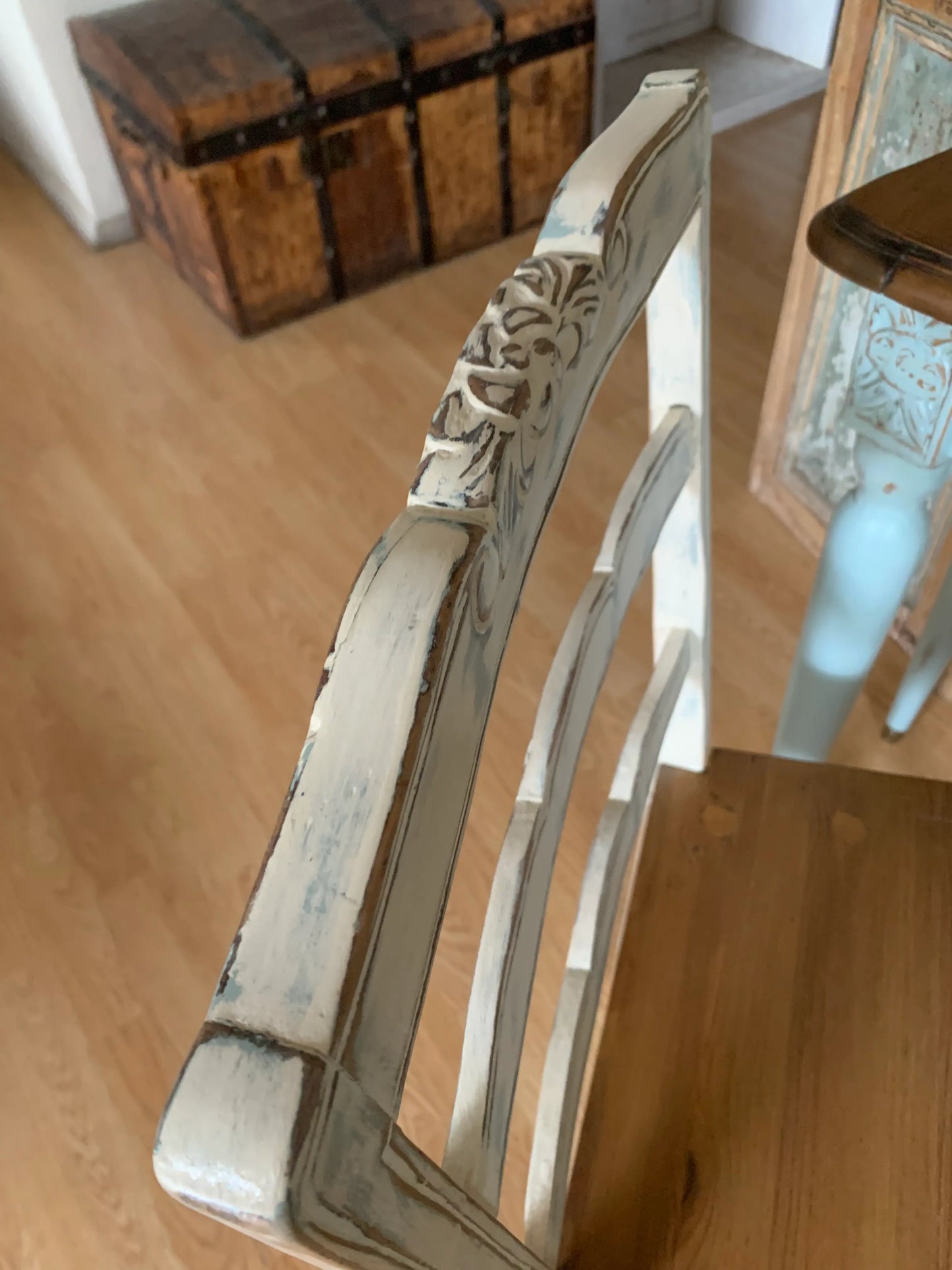 silla_normando_blanca_celeste_asiento_madera_detalle_tallado_sola
