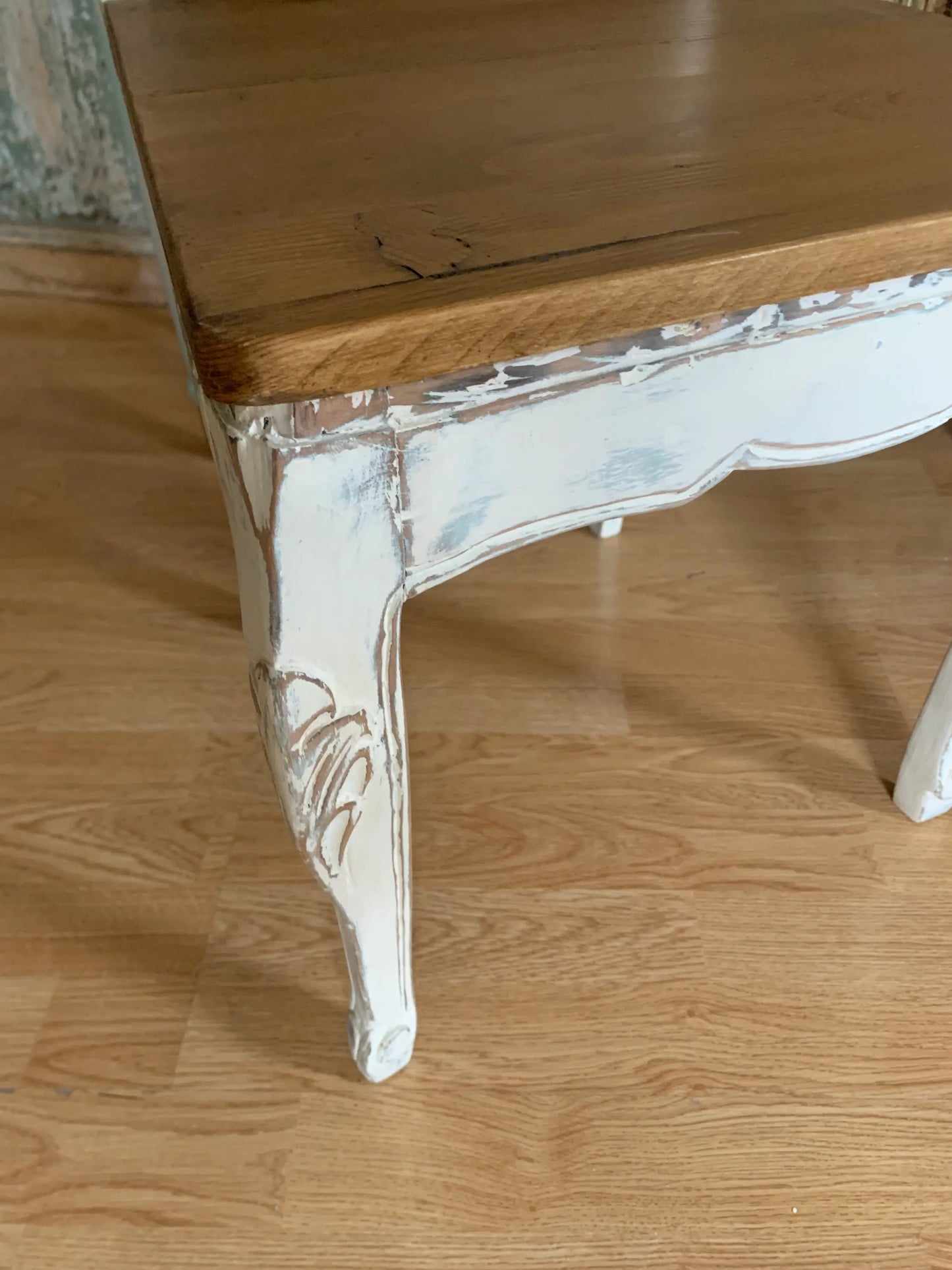 silla_normando_blanca_celeste_asiento_madera_patitas_talladas_sola