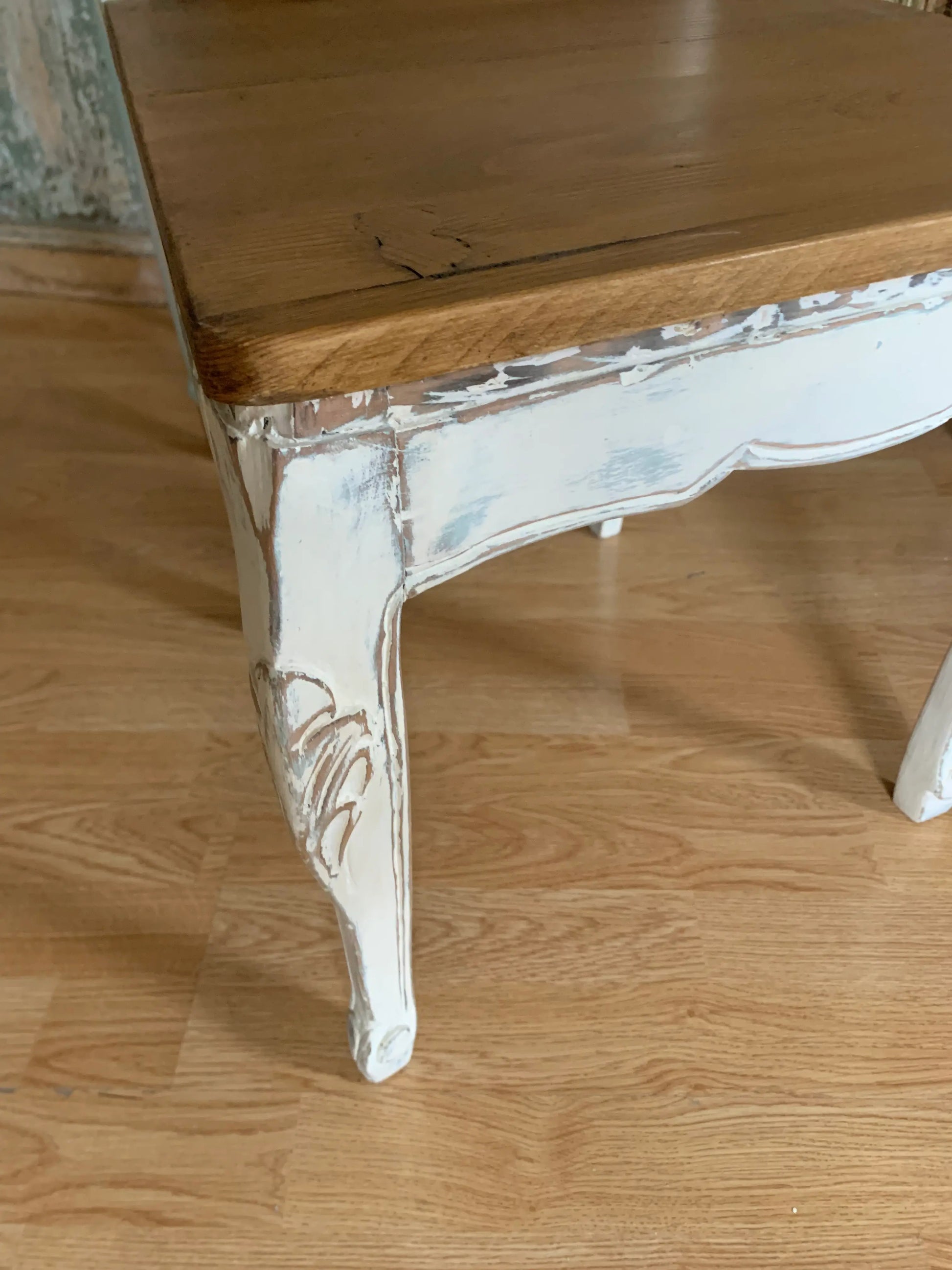 silla_normando_blanca_celeste_asiento_madera_patitas_talladas_sola