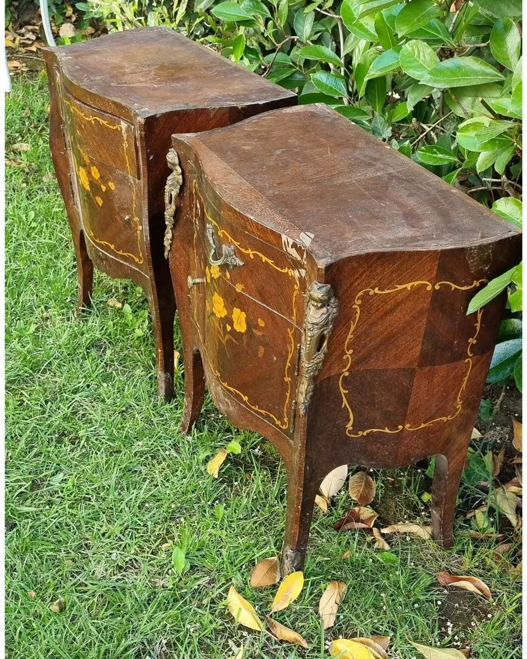 Pareja de Veladores Luis XV con Bronces Originales