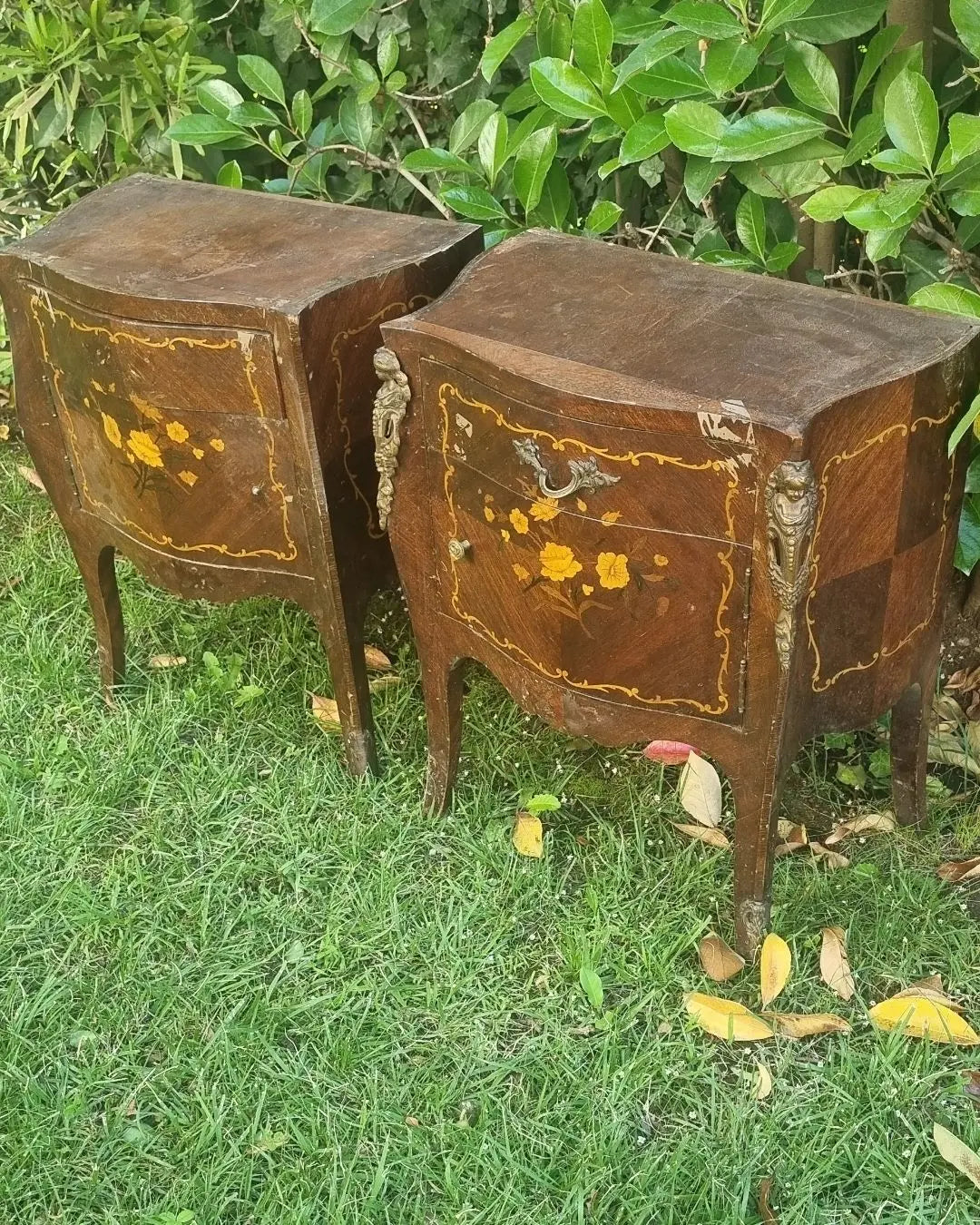 Pareja de Veladores Luis XV con Bronces Originales