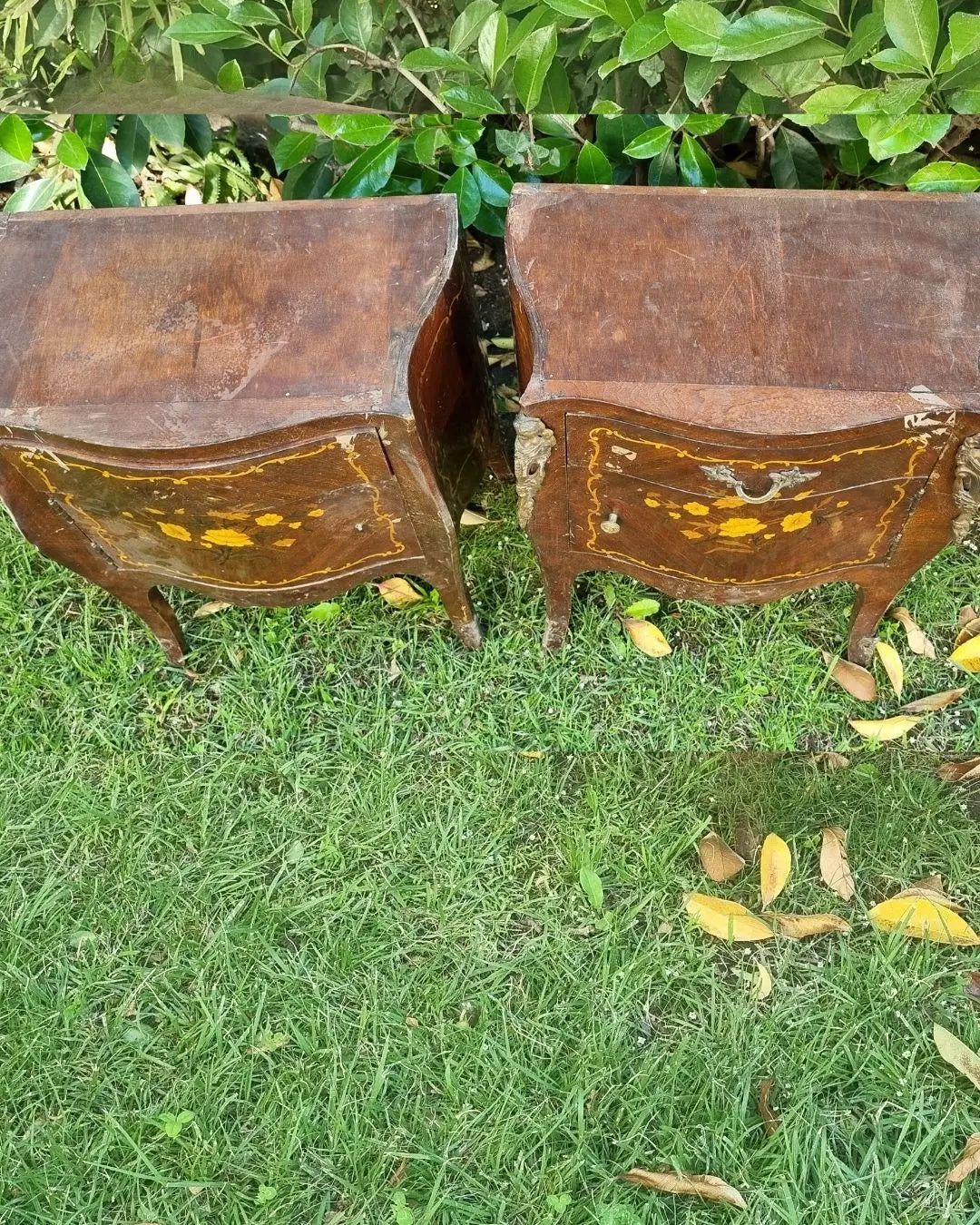 Pareja de Veladores Luis XV con Bronces Originales